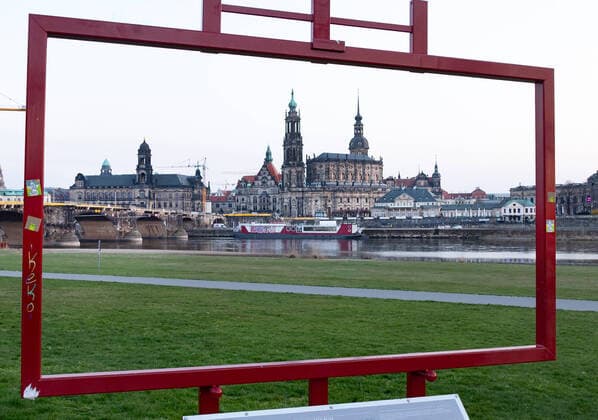 GER Sachsen Dresden Corona Pandemie - leeres Elbufer und Elbradweg mit Skyline mit der Hofkirche 040420 ddbd
