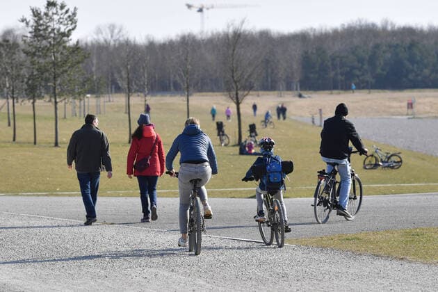 Oeffentliches Leben in Zeiten der Corona Pandemie am 04.04.2020 im Riemer Park in Muenchen. Familien,Menschen bei koerperlicher Betaetigung,Rad fahren.Spazieren gehen. Spaziergang. Das fruehlingshafte Wetter treibt die Bevoelkerung an die frische Luft,immer mit dem noetigen Abstand wegen einer Ansteckung mit dem Coronavirus. Ausgangsbeschraenkungen,Kontaktsperre.