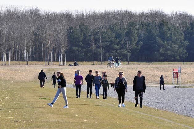 Oeffentliches Leben in Zeiten der Corona Pandemie am 04.04.2020 im Riemer Park in Muenchen. Familien beim Spazieren gehen, Spaziergang,Spaziergaenger. Das fruehlingshafte Wetter treibt die Bevoelkerung an die frische Luft,immer mit dem noetigen Abstand wegen einer Ansteckung mit dem Coronavirus. Ausgangsbeschraenkungen,Kontaktsperre.