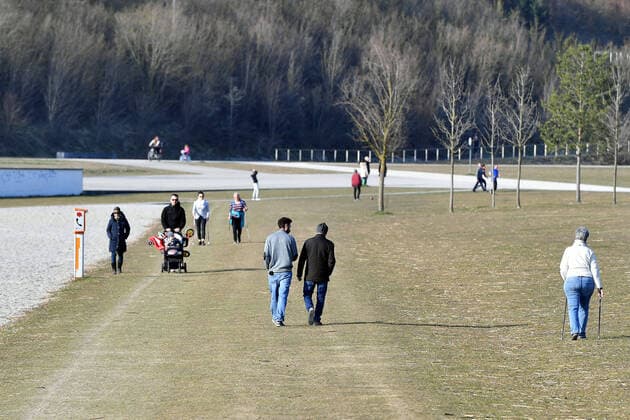 Oeffentliches Leben in Zeiten der Corona Pandemie am 04.04.2020 im Riemer Park in Muenchen. Familien beim Spazieren gehen, Spaziergang,Spaziergaenger. Das fruehlingshafte Wetter treibt die Bevoelkerung an die frische Luft,immer mit dem noetigen Abstand wegen einer Ansteckung mit dem Coronavirus. Ausgangsbeschraenkungen,Kontaktsperre.