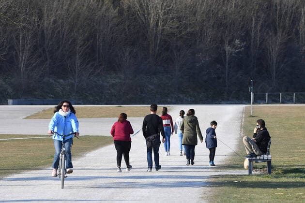 Oeffentliches Leben in Zeiten der Corona Pandemie am 04.04.2020 im Riemer Park in Muenchen. Familien beim Spazieren gehen, Spaziergang,Spaziergaenger, Rad fahren. Das fruehlingshafte Wetter treibt die Bevoelkerung an die frische Luft,immer mit dem noetigen Abstand wegen einer Ansteckung mit dem Coronavirus. Ausgangsbeschraenkungen,Kontaktsperre.