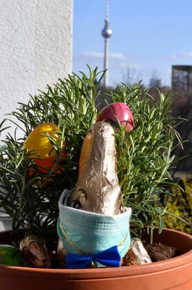 Osterhase mit Mundschutz auf einem Balkon während der Coronakrise. Berlin, 04.04.2020