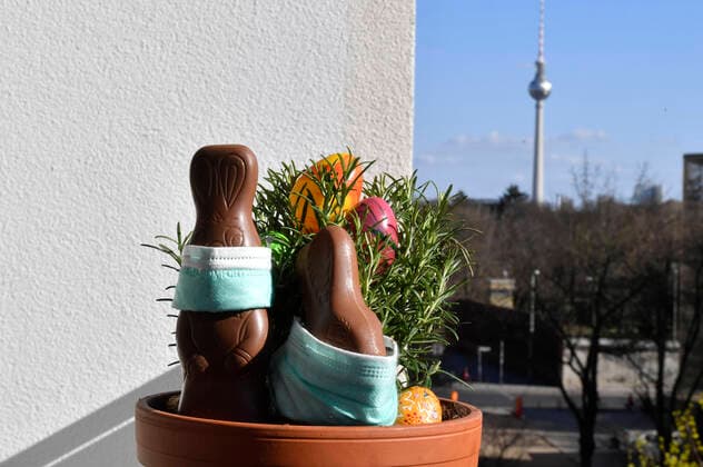News Themen der Woche KW13 News Bilder des Tages Osterhasen mit Mundschutz auf einem Balkon während der Coronakrise. Berlin, 04.04.2020