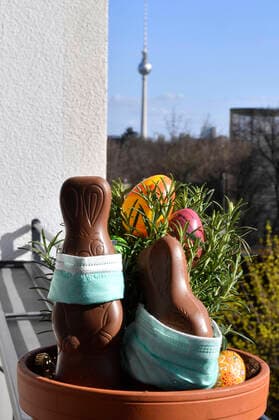 Osterhasen mit Mundschutz auf einem Balkon während der Coronakrise. Berlin, 04.04.2020
