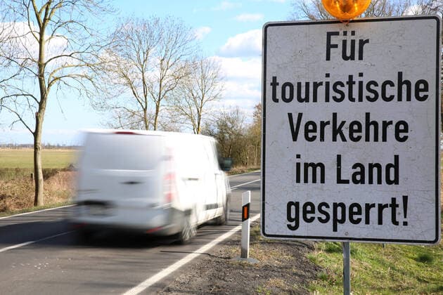 Nicht mehr ans Meer: Blick am Sonnabend (04.04.2020) in Johannishof (Landkreis Vorpommern Greifswald) auf ein Schild dass auf die Sperrung der Region Usedom für Besucher aus anderen Bundesländern hinweist. Mecklenburg Vorpommern hat kürzlich jegliche touristische Aktivitäten auf seinen Inseln verboten. Infolge wirken die einzelnen Badeorte wie ausgestorben.