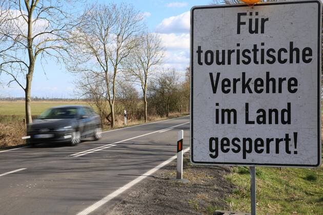 Nicht mehr ans Meer: Blick am Sonnabend (04.04.2020) in Johannishof (Landkreis Vorpommern Greifswald) auf ein Schild dass auf die Sperrung der Region Usedom für Besucher aus anderen Bundesländern hinweist. Mecklenburg Vorpommern hat kürzlich jegliche touristische Aktivitäten auf seinen Inseln verboten. Infolge wirken die einzelnen Badeorte wie ausgestorben.