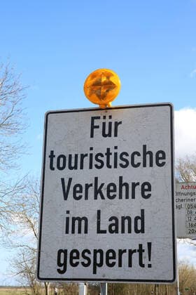 Nicht mehr ans Meer: Blick am Sonnabend (04.04.2020) in Johannishof (Landkreis Vorpommern Greifswald) auf ein Schild dass auf die Sperrung der Region Usedom für Besucher aus anderen Bundesländern hinweist. Mecklenburg Vorpommern hat kürzlich jegliche touristische Aktivitäten auf seinen Inseln verboten. Infolge wirken die einzelnen Badeorte wie ausgestorben.