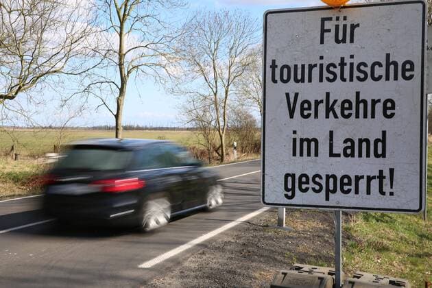 Nicht mehr ans Meer: Blick am Sonnabend (04.04.2020) in Johannishof (Landkreis Vorpommern Greifswald) auf ein Schild dass auf die Sperrung der Region Usedom für Besucher aus anderen Bundesländern hinweist. Mecklenburg Vorpommern hat kürzlich jegliche touristische Aktivitäten auf seinen Inseln verboten. Infolge wirken die einzelnen Badeorte wie ausgestorben.