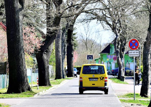 Leegebruch Covid-19,Corona,Virus,Coronavirus,Coronakrise,Krise, shut down,Coronakrise,Zustellbasis,Auto,Postauto,Scooter,Briefe ,Zusteller ,Wagen ,Anbieter,unternehmen,Postler,gelber,Postwagen ,Zustellung,Zustellwagen ,Brieftraegerwagen,Postbote, Konzern,DHL,Deutsche Post,Firmenlogo,Symbol ,Schriftzug,Aussenaufnahmen,draussen,Logo,Logos,Tag, Brandenburg,bei,Tage,Business,Aussenaufnahme, Zeichen ,Wirtschaft ,Deutschland ,auï¬‚en,Tageslicht 04.04.2020, Transporter von Deutsche Post auf der Strasse in Oranienburg (Land Brandenburg) Copyright: xEibnerxPressefotox xDanielxLakomskix EP_dli