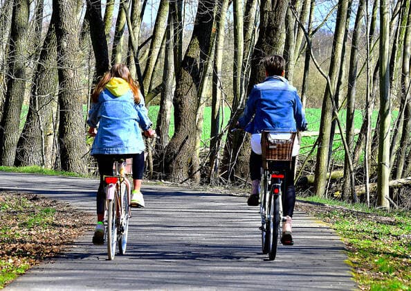 Leegebruch Spaziergaenger,Spaziere,gehen,spazierengehen,Stadt ,Abstand halten,Abstandsregel,Abstandsregeln, Ausgehregel,ausgehen,Ausgangsbeschraenkung, Ausgangsbeschr°nkungen,betreten,Strasse,Strassen, Ausgangsregel,Ausgangsregeln,sperren,Massnahmen, Ausgangsverbot,Ausgangsverbote,Sperre,Covid-19,zu, geschlossen,dicht,Corona,Virus,Coronavirus 04.04.2020, Radfahrer halten sich an die Abstandsregeln Copyright: xEibnerxPressefotox xDanielxLakomskix EP_dli