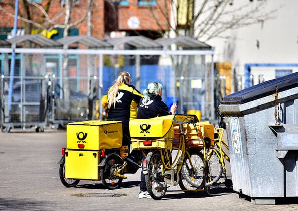 Oranienburg Covid-19,Corona,Virus,Coronavirus,Coronakrise,Krise, shut down,Coronakrise,Zustellbasis,Auto,Postauto,Scooter,Briefe ,Zusteller ,Wagen ,Anbieter,unternehmen,Postler,gelber,Postwagen ,Zustellung,Zustellwagen ,Brieftraegerwagen,Postbote, Konzern,DHL,Deutsche Post,Firmenlogo,Symbol ,Schriftzug,Aussenaufnahmen,draussen,Logo,Logos,Tag, Brandenburg,bei,Tage,Business,Aussenaufnahme, Zeichen ,Wirtschaft ,Deutschland ,auï¬‚en,Tageslicht 04.04.2020, Zustellerin mit dem Fahhrad der Deutschen Post beim ausliefern von Briefen Copyright: xEibnerxPressefotox xDanielxLakomskix EP_dli