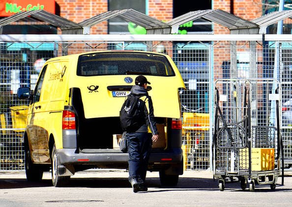 Oranienburg Covid-19,Corona,Virus,Coronavirus,Coronakrise,Krise, shut down,Coronakrise,Zustellbasis,Auto,Postauto,Scooter,Briefe ,Zusteller ,Wagen ,Anbieter,unternehmen,Postler,gelber,Postwagen ,Zustellung,Zustellwagen ,Brieftraegerwagen,Postbote, Konzern,DHL,Deutsche Post,Firmenlogo,Symbol ,Schriftzug,Aussenaufnahmen,draussen,Logo,Logos,Tag, Brandenburg,bei,Tage,Business,Aussenaufnahme, Zeichen ,Wirtschaft ,Deutschland ,auï¬‚en,Tageslicht 04.04.2020,Zusteller der Deutschen Post beim Beladen der Wagen Copyright: xEibnerxPressefotox xDanielxLakomskix EP_dli