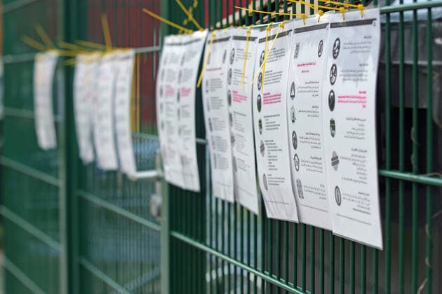 Coronavirus-Pandemie: Am Eingang einer Wohnunterkunft für Flüchtlinge und Asylanten in Hamburg sind in mehreren Sprachen Hinweise zum Verhalten und zu Maßnahmen angebracht.