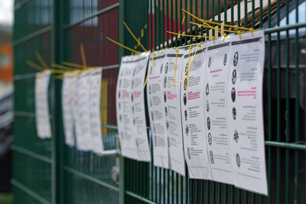 Coronavirus-Pandemie: Am Eingang einer Wohnunterkunft für Flüchtlinge und Asylanten in Hamburg sind in mehreren Sprachen Hinweise zum Verhalten und zu Maßnahmen angebracht.