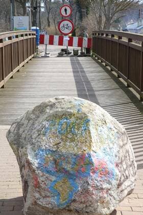 Blick am Sonnabend (04.04.2020) in Kamminke (Landkreis Vorpommern Greifswald) Insel Usedom auf den gesperrten Grenzübergang nach Polen. Das deutsche Nachbarland hat vor geraumer Zeit jeglichen Grenzverkehr verboten.