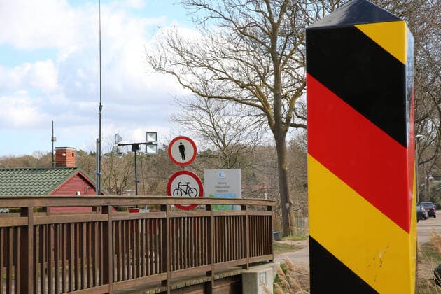 Blick am Sonnabend (04.04.2020) in Kamminke (Landkreis Vorpommern Greifswald) Insel Usedom auf den gesperrten Grenzübergang nach Polen. Das deutsche Nachbarland hat vor geraumer Zeit jeglichen Grenzverkehr verboten.