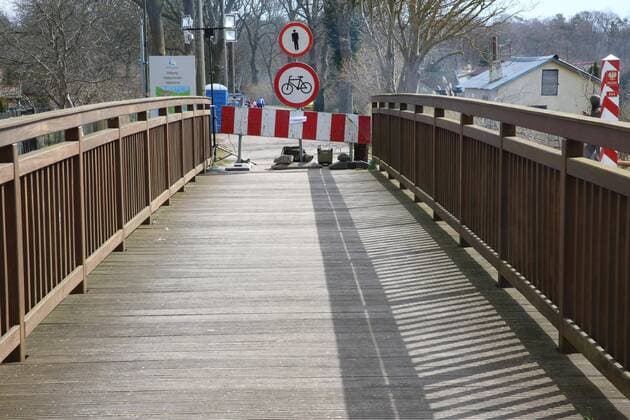 Blick am Sonnabend (04.04.2020) in Kamminke (Landkreis Vorpommern Greifswald) Insel Usedom auf den gesperrten Grenzübergang nach Polen. Das deutsche Nachbarland hat vor geraumer Zeit jeglichen Grenzverkehr verboten.