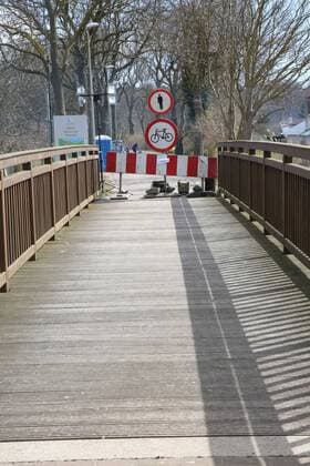 Blick am Sonnabend (04.04.2020) in Kamminke (Landkreis Vorpommern Greifswald) Insel Usedom auf den gesperrten Grenzübergang nach Polen. Das deutsche Nachbarland hat vor geraumer Zeit jeglichen Grenzverkehr verboten.