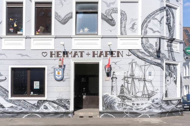 Kultkneipe Heimat und Hafen Kultkneipe Heimat und Hafen in Bielefeld mit Street Art bemalt street art painted building of pub Heimat und Hafen (Home and Harbour) in Bielefeld, 4.4.2020