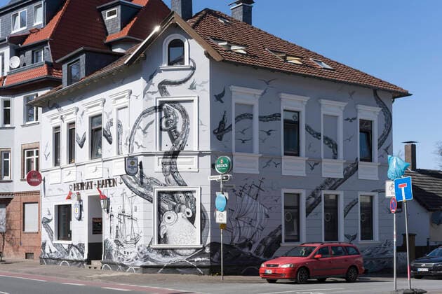 Kultkneipe Heimat und Hafen Kultkneipe Heimat und Hafen in Bielefeld mit Street Art bemalt street art painted building of pub Heimat und Hafen (Home and Harbour) in Bielefeld, 4.4.2020