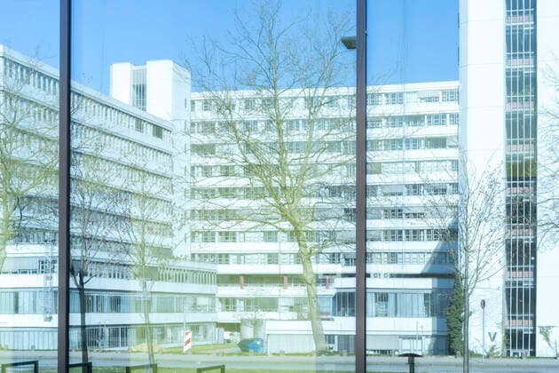 Universität Bielefeld Altbau der Universität Bielefeld spiegelt sich in einer Neubau Scheibe University Bielefeld old building reflecting in a window, 4.4.2020