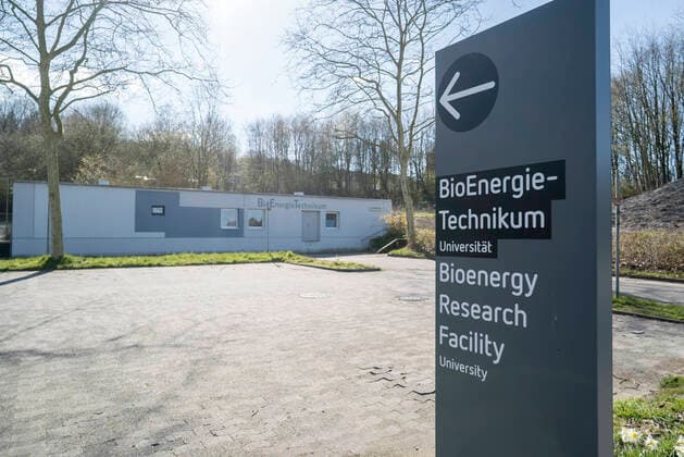 Hochschulcampus Universität Bielefeld Bioenergie-Technikum Hochschulcampus Universität Bielefeld Bioenergy Research Facility on Bielefeld University Campus, Hochschulcampus Bielefeld: Wegweiser der Universität Bielefeld Bielefeld University Campus Signposts, 4.4.2020