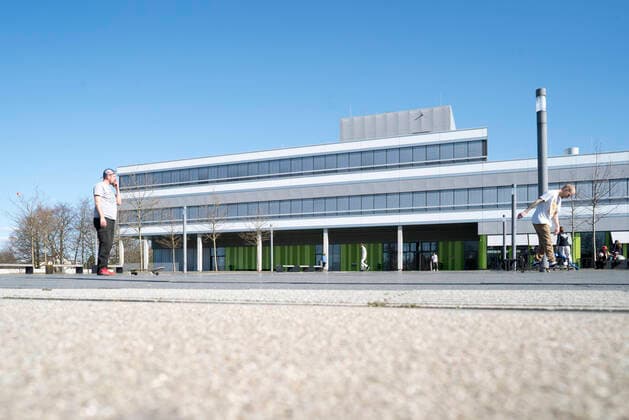 Hochschulcampus Universität Bielefeld Skater vor dem Gebäude X mit Mensa Hochschulcampus Universität Bielefeld skaters using the space in front of X Canteen Building on Bielefeld University Campus, 4.4.2020