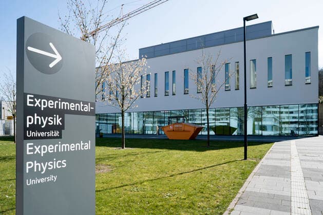 Hochschulcampus Universität Bielefeld Hochschulcampus Universität Bielefeld: Gebäude der Experimentalphysik Bielefeld University Campus: Building for experimental Physics, 4.4.2020