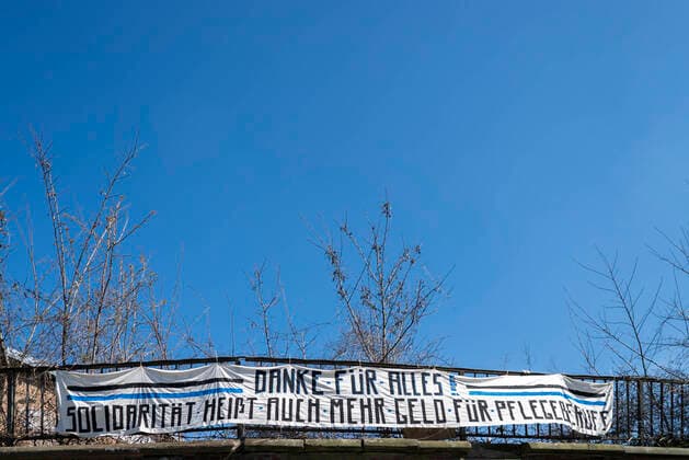 Pflegeberufe Transparent in Bielefeld in den farben des Fußballvereins Arminia Bielefeld fordert nicht nur Dankbarkeit sondern in der Coronakrise bessere Bezahlung der Pflegekräfte Corona Epidemic: Banner in Bielefeld asking for better wages for care workers 4.4.2020
