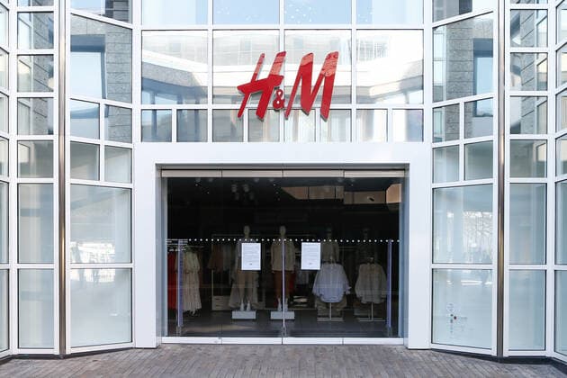 04.04.2020, xtgx, Auswirkungen des Corona Virus in Wolfsburg, Filiale von H&M, Hennes und Mauritz. Die Kette hat angekuendigt, wegen der Schliessung seiner Filialen keine Miete mehr fuer diese zahlen zu wollen. Wolfsburg