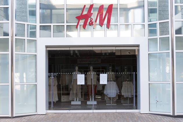 04.04.2020, xtgx, Auswirkungen des Corona Virus in Wolfsburg, Filiale von H&M, Hennes und Mauritz. Die Kette hat angekuendigt, wegen der Schliessung seiner Filialen keine Miete mehr fuer diese zahlen zu wollen. Wolfsburg