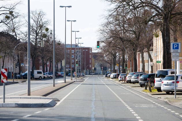 04.04.2020, xtgx, Auswirkungen des Corona Virus in Wolfsburg, voellig menschenleere und autofreie Goethestrasse in der Innenstadt von Wolfsburg. Wolfsburg