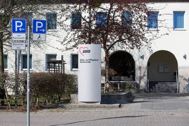 04.04.2020, xtgx, Auswirkungen des Corona Virus in Wolfsburg, Wohn- und Pflegeheim Goethestrasse der AWO in Wolfsburg. Bei einem verstorbenen 86-jaehrigen Bewohner wurde das Corona-Virus festgestellt. Wolfsburg