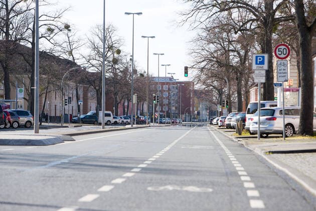 04.04.2020, xtgx, Auswirkungen des Corona Virus in Wolfsburg, voellig menschenleere und autofreie Goethestrasse in der Innenstadt von Wolfsburg. Wolfsburg