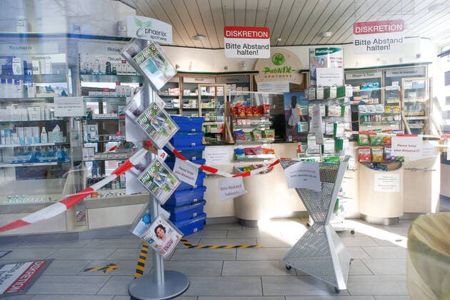 04.04.2020, xtgx, Auswirkungen des Corona Virus in Wolfsburg, Blick in eine Apotheke, Schilder und Absperrband sollen fuer die Einhaltung des Abstandes sorgen Wolfsburg