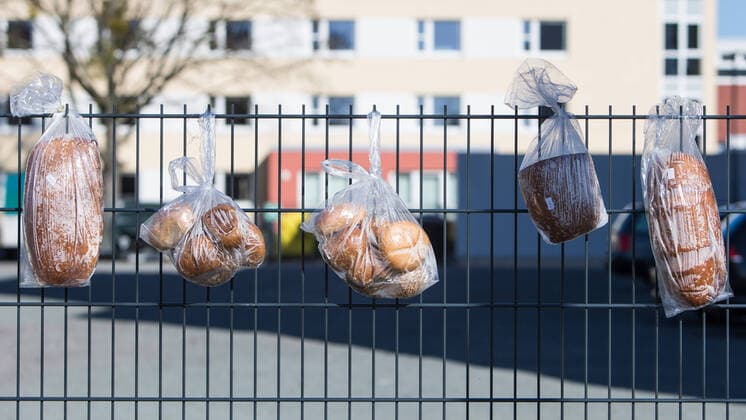04.04.2020, xtgx, Auswirkungen des Corona Virus in Wolfsburg, Brot und Broetchen haengen am Gabenzaun im Schachtweg Wolfsburg