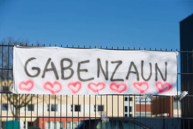 04.04.2020, xtgx, Auswirkungen des Corona Virus in Wolfsburg, Schriftzug, Plakat, Banner, Gabenzaun Wolfsburg