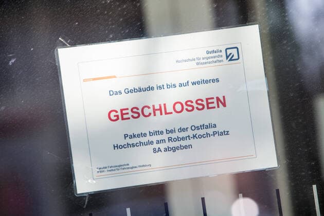 04.04.2020, xtgx, Auswirkungen des Corona Virus in Wolfsburg, Hinweisschilder an der Hochschule Ostfalia, deren Unterricht derzeit ruht Wolfsburg