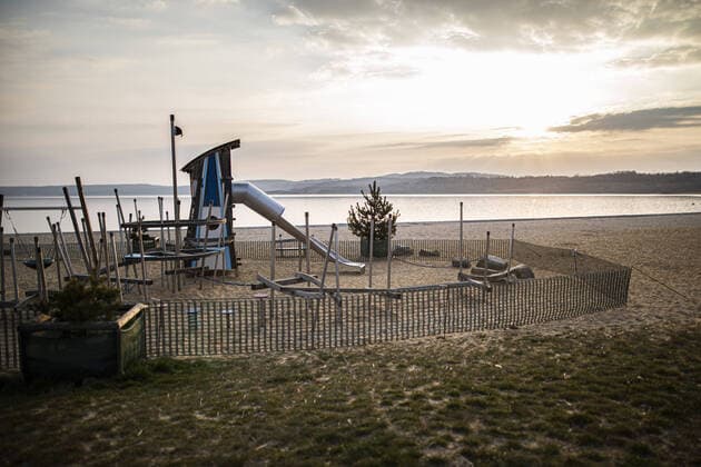 Abgesperrter Spielplatz am Berzdorfer See in Goerlitz, 04.04.2020. Aufgrund der Verbreitung des Coronaviruses gibt es deutschlandweit Ausgangsbeschraenkungen. Goerlitz Deutschland
