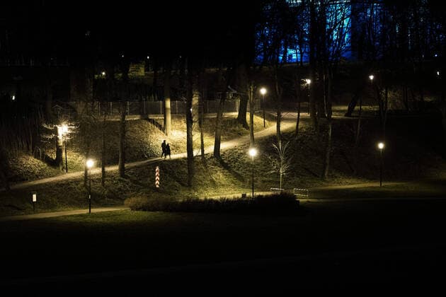 Ein Paerchen laeuft im polnischen Zgorzelec entlang des deutsch-polnischen Grenzflusses Neisse, aufgenommen in Goerlitz, 04.04.2020. In der Nacht vom 14.03. zum 15.03. wurden die Grenzen zwischen Deutschland und Polen sowie Tschechien geschlossen, um die Ausbreitung des Coronaviruses einzudaemmen. Goerlitz Deutschland