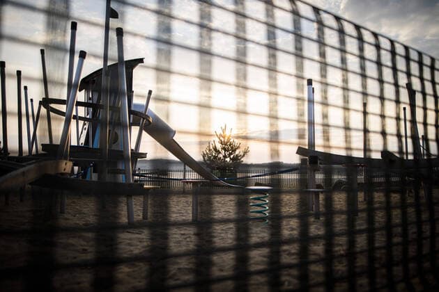 Abgesperrter Spielplatz am Berzdorfer See in Goerlitz, 04.04.2020. Aufgrund der Verbreitung des Coronaviruses gibt es deutschlandweit Ausgangsbeschraenkungen. Goerlitz Deutschland