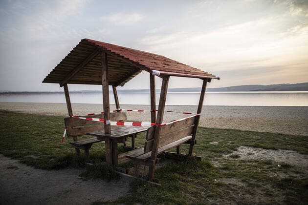 Eine ueberdachte Sitzgruppe ist abgesperrt am Strand vom Berzdorfer See in Goerlitz, 04.04.2020. Aufgrund der Verbreitung des Coronaviruses gibt es deutschlandweit Ausgangsbeschraenkungen. Goerlitz Deutschland