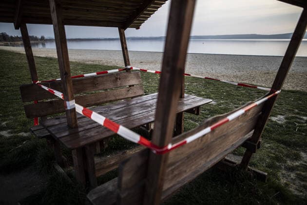 Eine ueberdachte Sitzgruppe ist abgesperrt am Strand vom Berzdorfer See in Goerlitz, 04.04.2020. Aufgrund der Verbreitung des Coronaviruses gibt es deutschlandweit Ausgangsbeschraenkungen. Goerlitz Deutschland