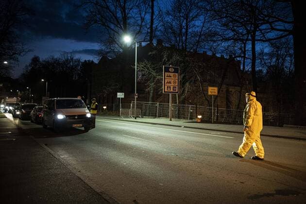 Ein polnischer Beamter mit Schutzausruestung ueberprueft die Koerpertemperatur bei Einreisenden an der deutsch-polnischen Grenze in Goerlitz, 04.04.2020. In der Nacht vom 14.03. zum 15.03. wurden die Grenzen zwischen Deutschland und Polen sowie Tschechien geschlossen, um die Ausbreitung des Coronaviruses einzudaemmen. Goerlitz Deutschland