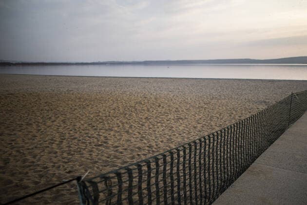 Absperrung am Strand vom Berzdorfer See in Goerlitz, 04.04.2020. Aufgrund der Verbreitung des Coronaviruses gibt es deutschlandweit Ausgangsbeschraenkungen. Goerlitz Deutschland