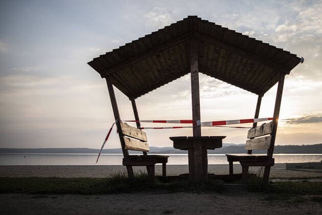 News Themen der Woche KW13 Eine ueberdachte Sitzgruppe ist abgesperrt am Strand vom Berzdorfer See in Goerlitz, 04.04.2020. Aufgrund der Verbreitung des Coronaviruses gibt es deutschlandweit Ausgangsbeschraenkungen. Goerlitz Deutschland