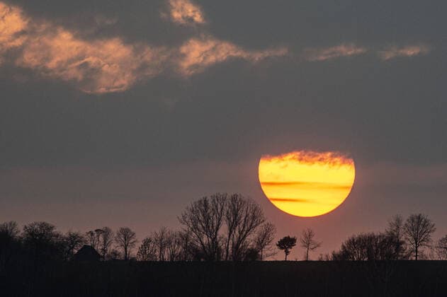 Sonnenuntergang in Goerlitz, 04.04.2020. Aufgrund der Verbreitung des Coronaviruses gibt es deutschlandweit Ausgangsbeschraenkungen. Goerlitz Deutschland