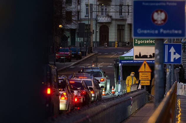 Grenzschild zu Polen, aufgenommen an der deutsch-polnischen Grenze in Goerlitz, 04.04.2020. In der Nacht vom 14.03. zum 15.03. wurden die Grenzen zwischen Deutschland und Polen sowie Tschechien geschlossen, um die Ausbreitung des Coronaviruses einzudaemmen. Goerlitz Deutschland