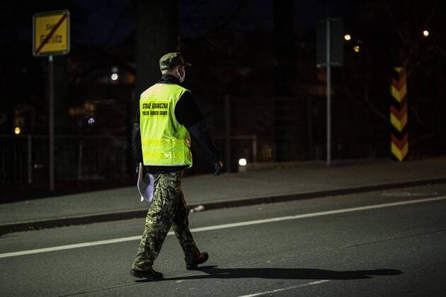 Ein polnischer Beamter mit Schutzausruestung ueberprueft Einreisende an der deutsch-polnischen Grenze in Goerlitz, 04.04.2020. In der Nacht vom 14.03. zum 15.03. wurden die Grenzen zwischen Deutschland und Polen sowie Tschechien geschlossen, um die Ausbreitung des Coronaviruses einzudaemmen. Goerlitz Deutschland