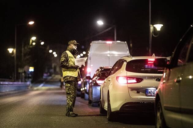Ein polnischer Beamter mit Schutzausruestung ueberprueft Einreisende an der deutsch-polnischen Grenze in Goerlitz, 04.04.2020. In der Nacht vom 14.03. zum 15.03. wurden die Grenzen zwischen Deutschland und Polen sowie Tschechien geschlossen, um die Ausbreitung des Coronaviruses einzudaemmen. Goerlitz Deutschland
